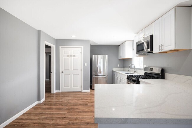 Building Photo - Spacious 3-Bedroom Upgraded Attached Home ...