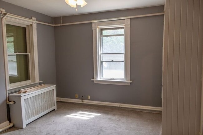 Building Photo - $2,100 | 3 Bedroom, 2 Bathroom House | Pet...