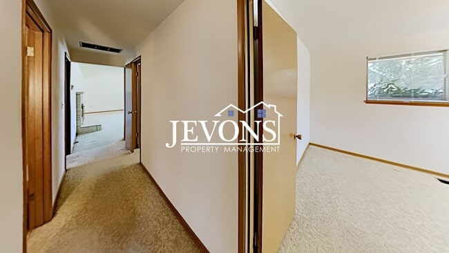 Building Photo - Spacious single-family home with a large f...