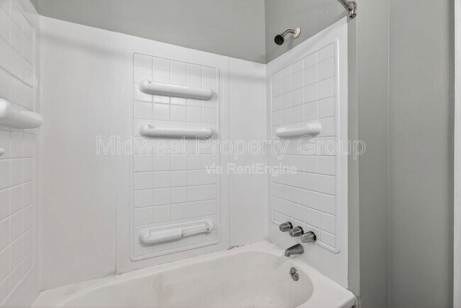 Building Photo - 8921 Higginson Ave