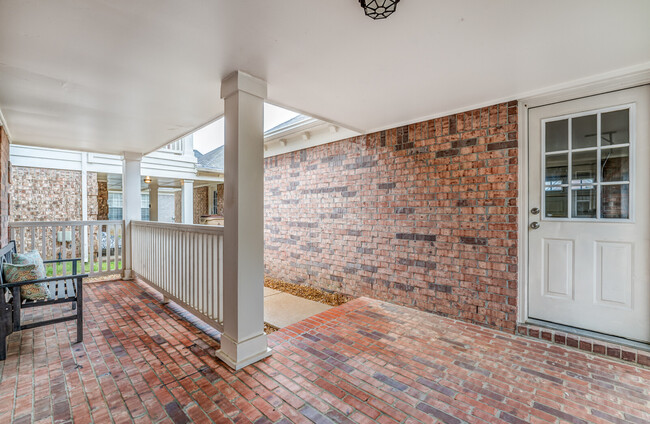 Building Photo - 1033 W Montebello Cir