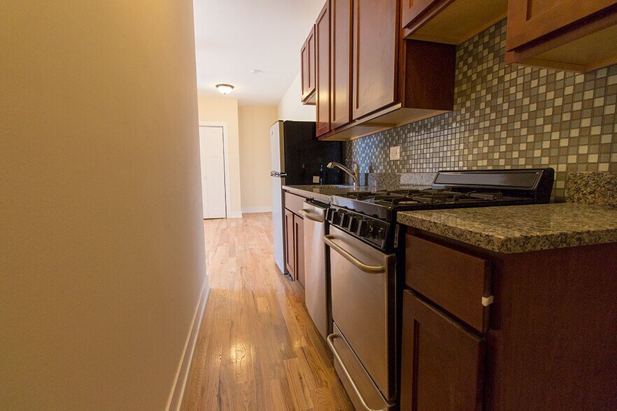 Building Photo - 909 W Cornelia Ave