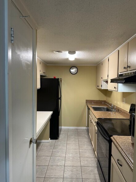 Building Photo - 1855 Poplar Woods Cir W