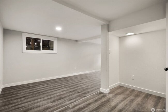 Building Photo - 5 Bedroom 2 Bathroom House with Large Lot