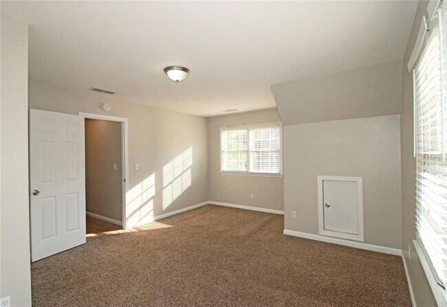 Building Photo - 1213 Kingsbury Ln
