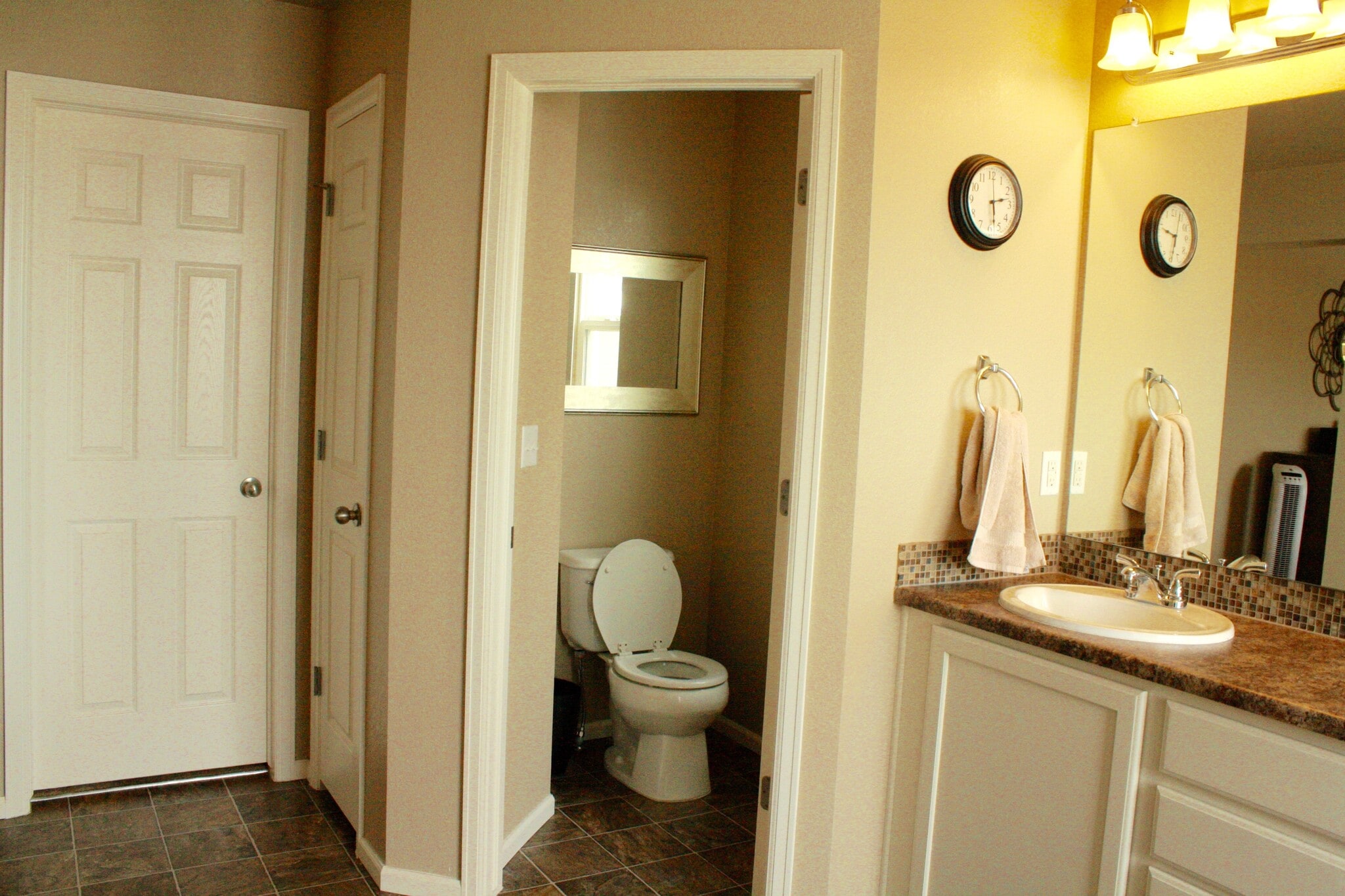 5 Piece master bath w/walk in closet - 5132 Exploration Lane