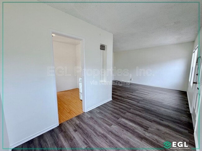 Building Photo - 315 W Queen St