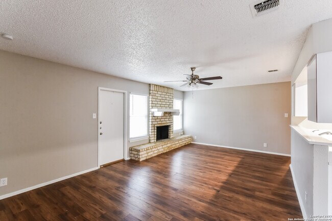 Building Photo - 9387 Valley Bend