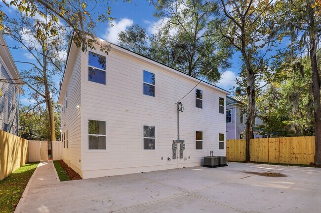 Building Photo - 912 E Henry St