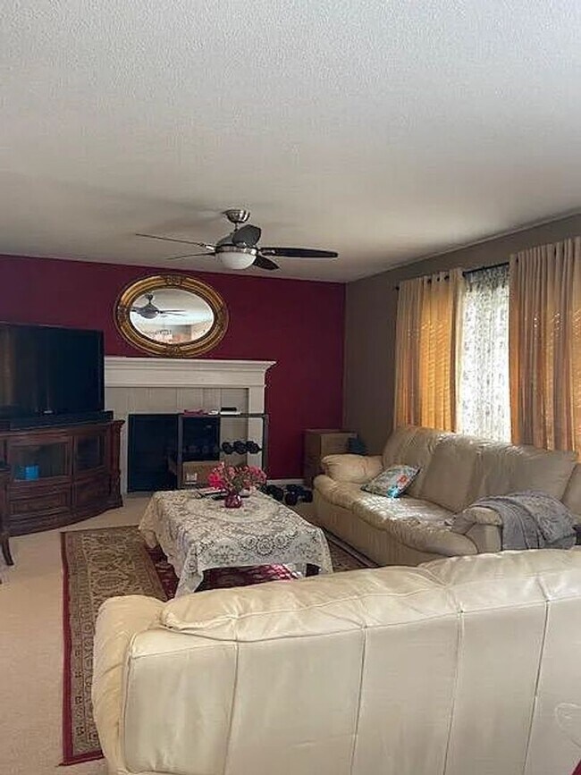 Building Photo - Stunning 5 bed, 3.5 bath Superior Home! Available Early June!