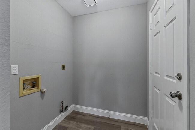 Building Photo - 630 Lakewood Dr
