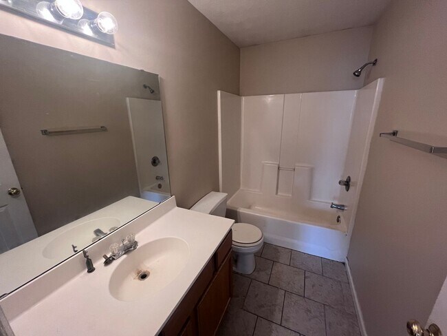Building Photo - 3 Bedroom, 2.5 Bathroom Duplex