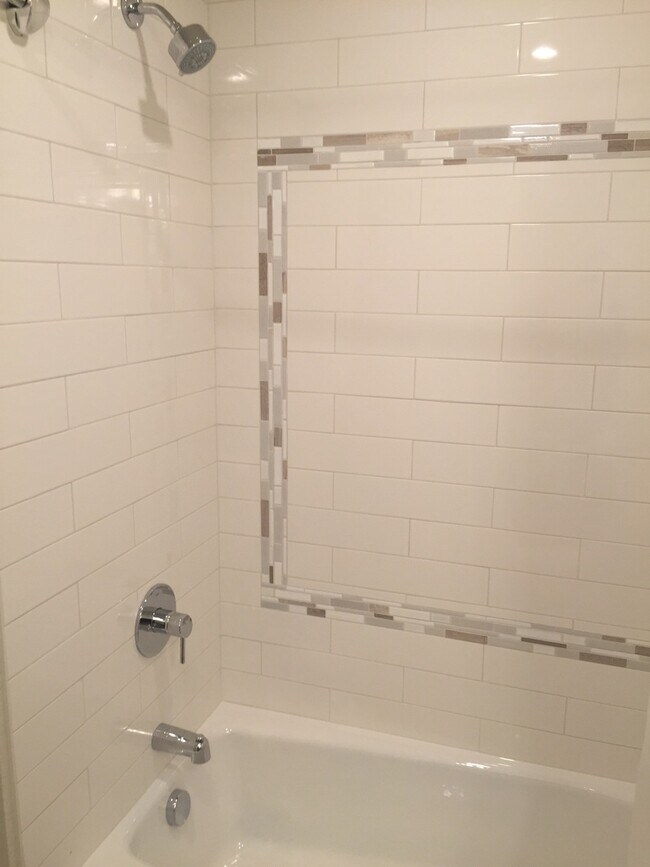 Building Photo - Private 2Br Remodel Hardwoods, Quartz, Sta...
