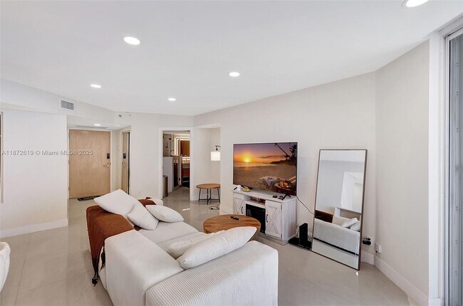 Building Photo - 16485 Collins Ave