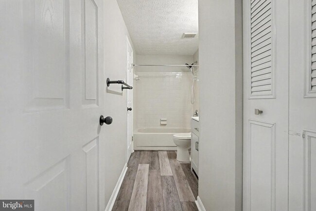 Building Photo - 1713 Chesterfield Square