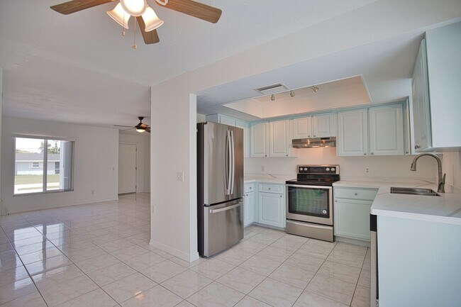 Building Photo - Annual Unfurnished 2 Bedrooms 2 Bathrooms Pool Home Located in South Venice!