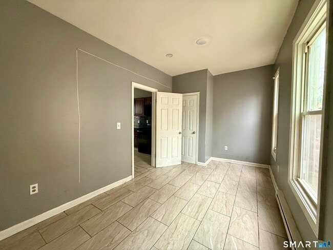 Building Photo - 72 Burton St