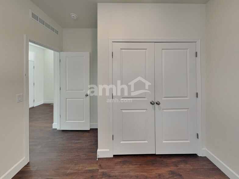 Building Photo - 14891 W 82nd Ave