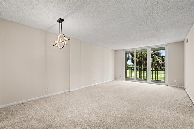 Building Photo - 250 Jacaranda Dr