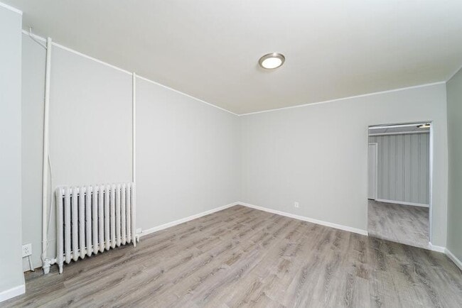 Building Photo - 139 N Pine Ave