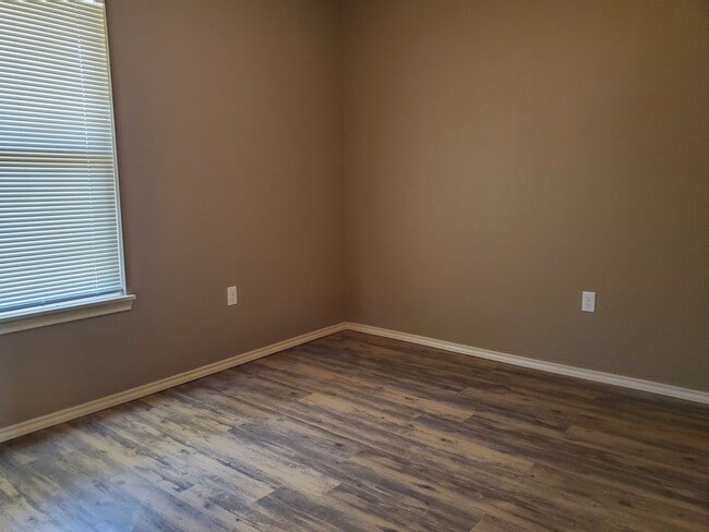 Building Photo - Charming 3 Bedroom Home