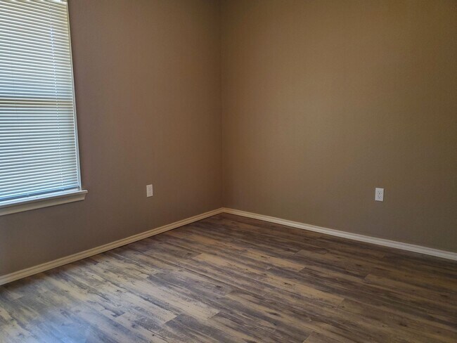 Building Photo - MOVE-IN SPECIAL! Great 3/2/1 in North Central Lubbock