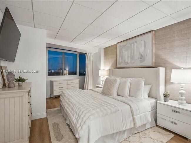 Building Photo - 2670 E Sunrise Blvd