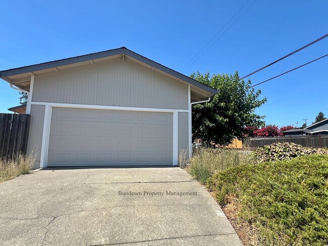 Building Photo - Beautiful fully remodeled 4 bedroom