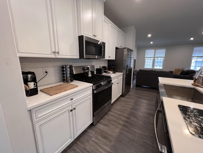 Building Photo - 217 Stonehurst Dr