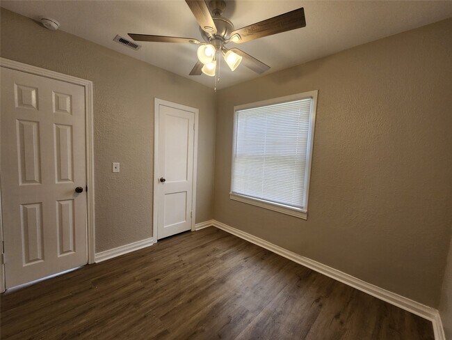 Building Photo - 138 W Marion St