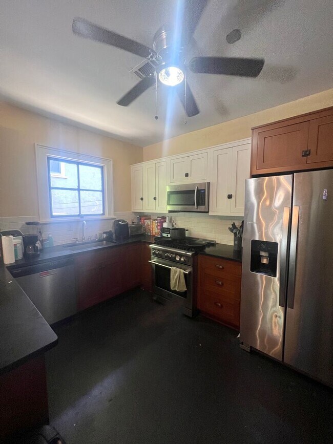 Building Photo - 6 BR Home on Broadway with Pool, Available for Next School Year!