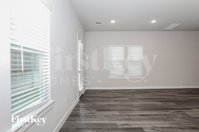 Building Photo - 333 N Centro Cir