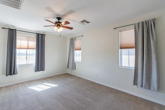 Building Photo - Spacious 4 Bed 2.5 Ba in Gated Community