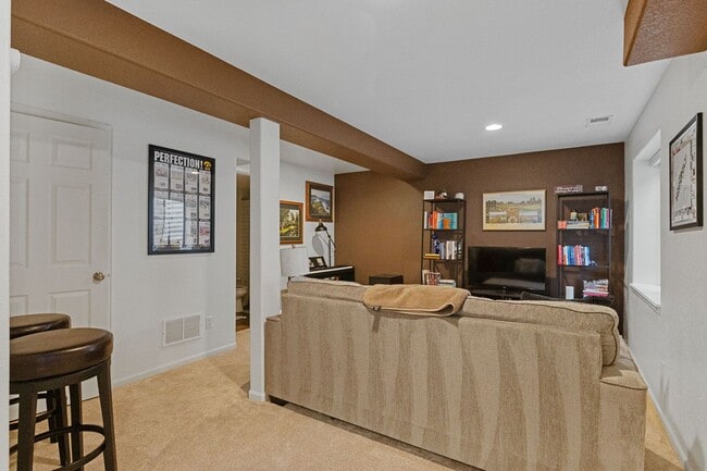 Building Photo - Updated 3bed/3bath with Finished Basement