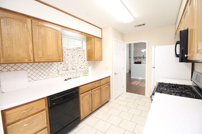 Building Photo - NE Pensacola 2BR/2BA with Ensuite, Dining ...