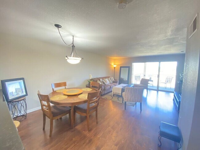 Building Photo - 13827 Fairway Island Dr