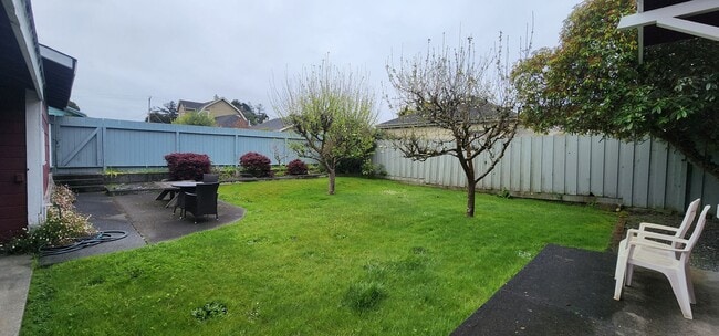 Building Photo - Single Family Fully Furnished Home with Al...
