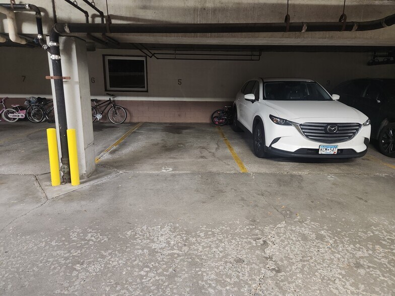 Garage Spot 5 - 4 Pine Tree Dr