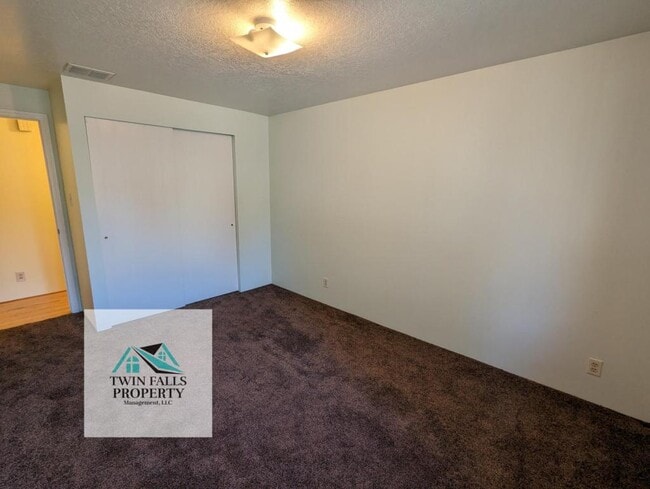 Building Photo - 955 Wood River Dr