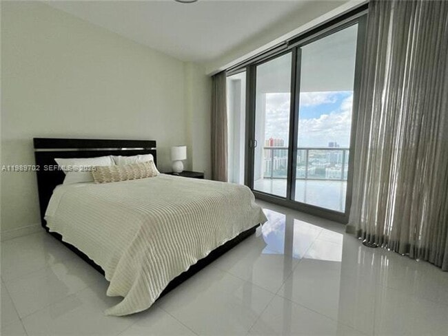 Building Photo - 17121 Collins Ave
