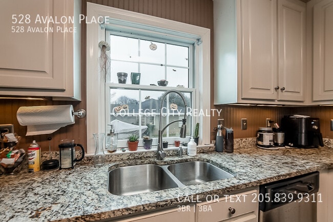 Building Photo - 528 Avalon Pl