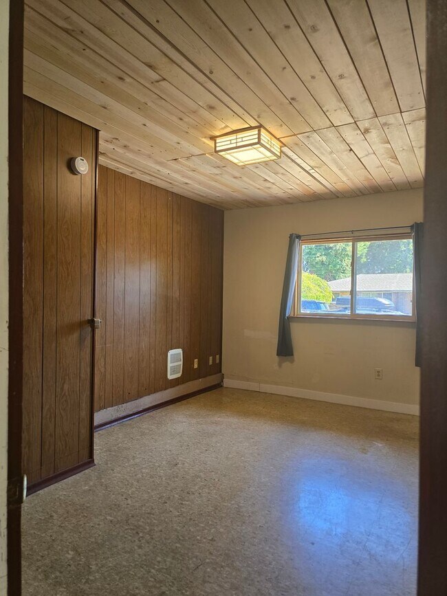 Building Photo - Spacious North Tacoma Rambler