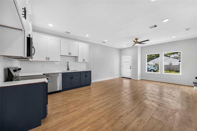 Building Photo - 4357 Elmwood St
