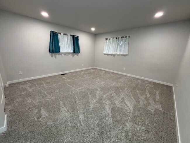 Building Photo - 8582 Long Lake Rd SE