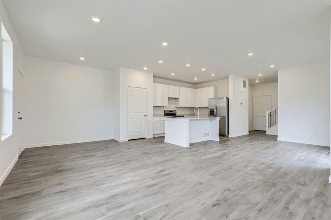 Building Photo - 560 Cottonwood Avenue