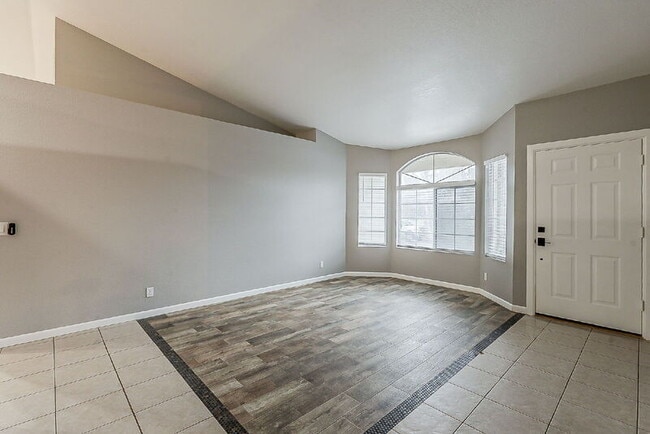 Building Photo - 841 N Hillridge