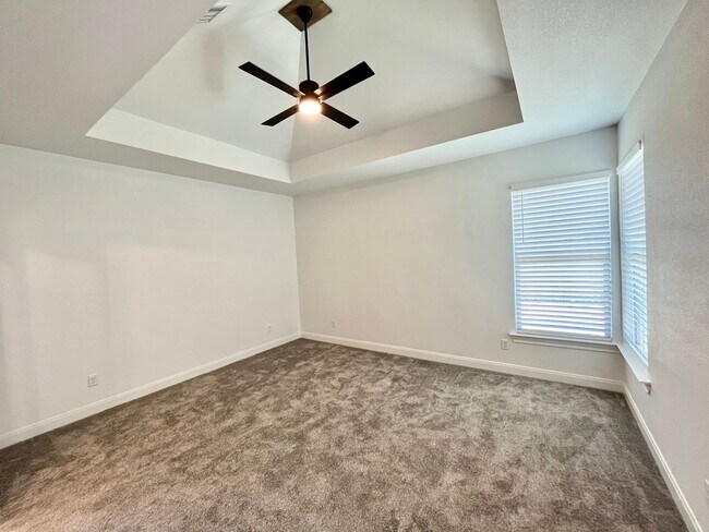 Building Photo - 4 Bed/2 Bath Home