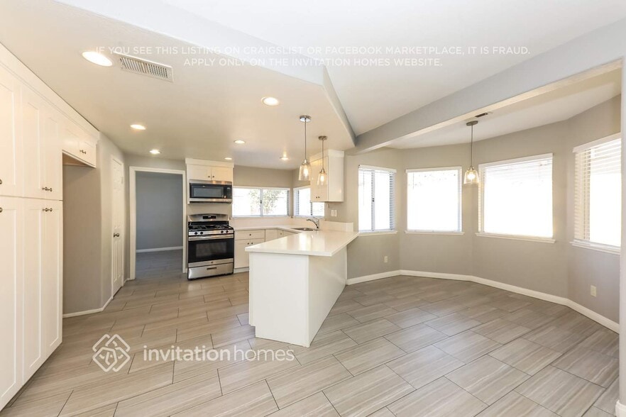 Building Photo - 545 Athens St