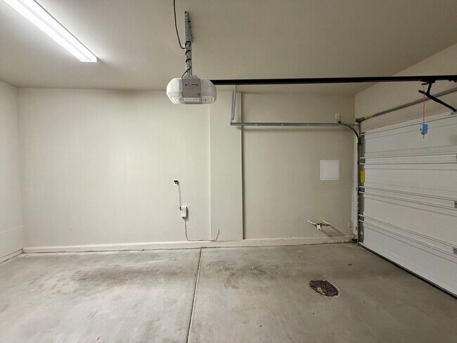 Building Photo - GATED 4 BED 2.5 BATH 2 CAR GARAGE SINGLE FAMILY HOME w/ LOFT, BEDROOM DOWNSTAIRS, NEXT TO COMMUNI...