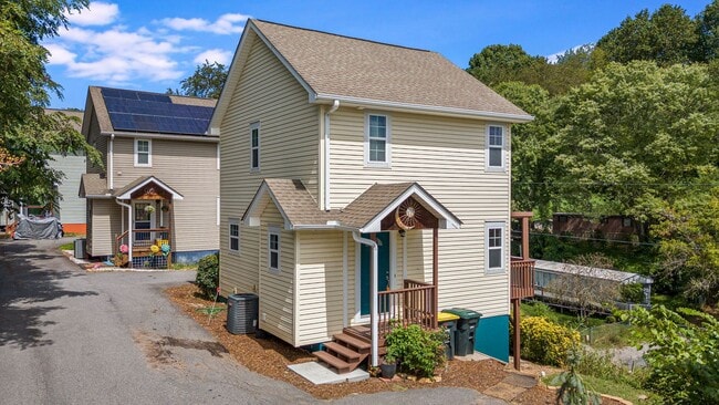 Building Photo - Newly Renovated 3-Bedroom Home with Modern Upgrades Minutes from Woodfin, Downtown Asheville, & W...